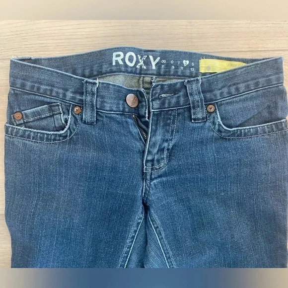 Roxy Women’s Denim Skinny Fit Straight Leg Jeans Medium to Dark Wash Size 3 EUC - Picture 3 of 9